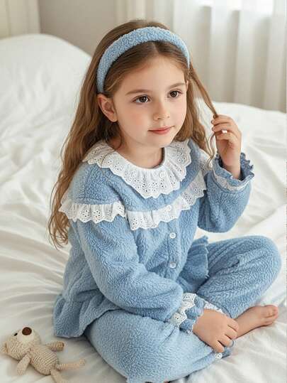 女童幼儿柔软毛绒睡衣套装，甜美舒适的公主风格，带荷叶边饰边，白色花卉蕾丝，长袖开衫上衣和裤子，2 件套睡衣套装