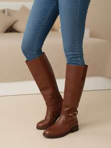 Botas ecuestres, punta redonda, cierre interno, herrajes dorados, estilo clásico, bota alta, moda mujer, elegante, cómoda, casual. - Marrón - Ver 2