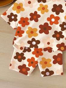 2pcs/Set Motif Bunga Lucu, Skema Warna Merlot, Set Kaos Lengan Pendek Kerah Bulat dan Celana Pendek Minimalis Kasual untuk Anak Perempuan, Cocok untuk Musim Panas - MultiWarna - View 4