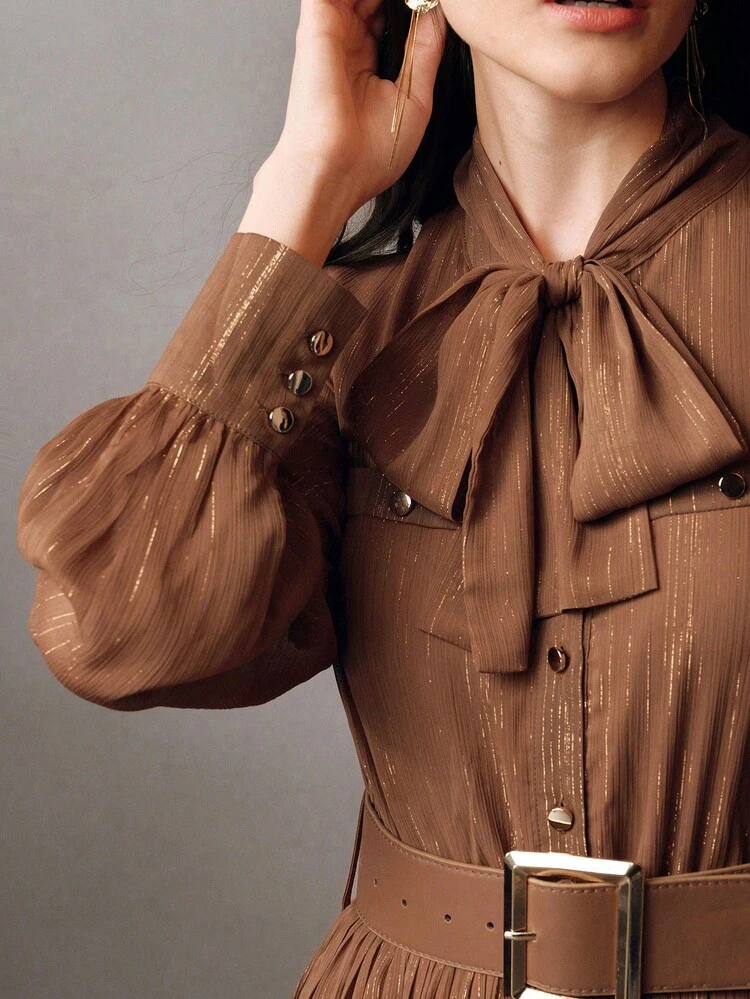エレガントでロマンチックなプリーツフレアウエストロングスリーブリボンタイ付きラメブラウンカジュアルドレス(女性用)