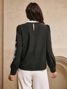 Qadelle Blouse noire pour femmes avec décoration de sequins brodés, chemise élégante et romantique en contraste monochrome, convient pour les sorties, les rendez-vous, le thé de l'après-midi, les fêtes, Halloween, Noël, le Nouvel An, Thanksgiving - Noir et Blanc - Voir 2
