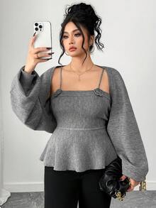 Dazy Plus 2 قطعة مجموعة كنزة صوفية وبلوزة كروب ضيقة للمرأة ذات الحجم الكبير، بلون أحادي أنيق، مناسبة للخريف والشتاء - رمادي - مشاهدة 4