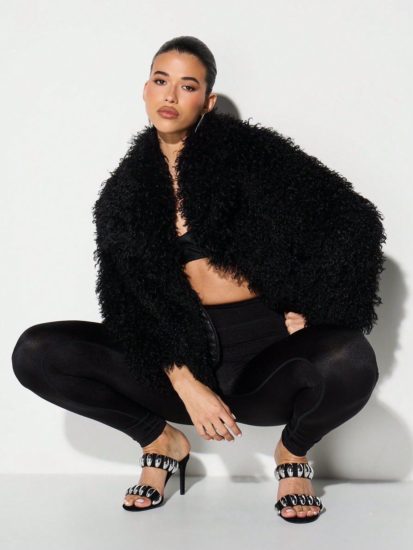 KIZN フロントオープンのオーバーサイズフェイクファーコート