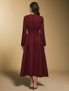 Poéselle 女士V领长袖腰部褶皱金属纽扣设计优雅中长连衣裙 - 酒紅色 - 查看 8