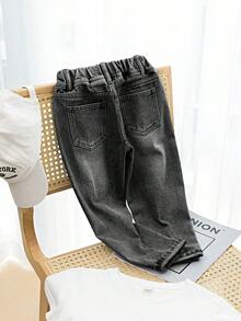 SHEIN Playful Pals Denimly 春夏新款男童宽松浅蓝色牛仔裤，弹性腰带设计，穿着舒适方便，搭配简单的T恤或衬衫，打造休闲时尚造型，另有卡通图案可选，增添活泼气息，是男童日常穿着的必备百搭单品，适合上学、户外活动、旅行、家庭活动、聚会等场合。 - 淺灰色 - 查看 2