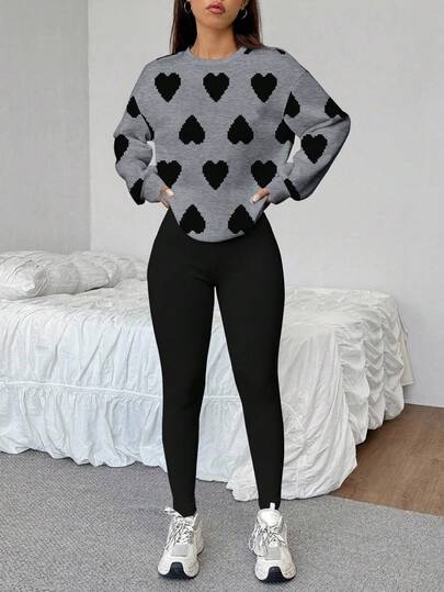 SHEIN EZwear Conjunto casual y minimalista versátil para uso diario, estampado retro de corazones grises y negros de felpa, sudadera holgada y cómoda de cuello redondo + leggings negros ajustados, conjunto de 2 piezas adecuado para otoño/invierno