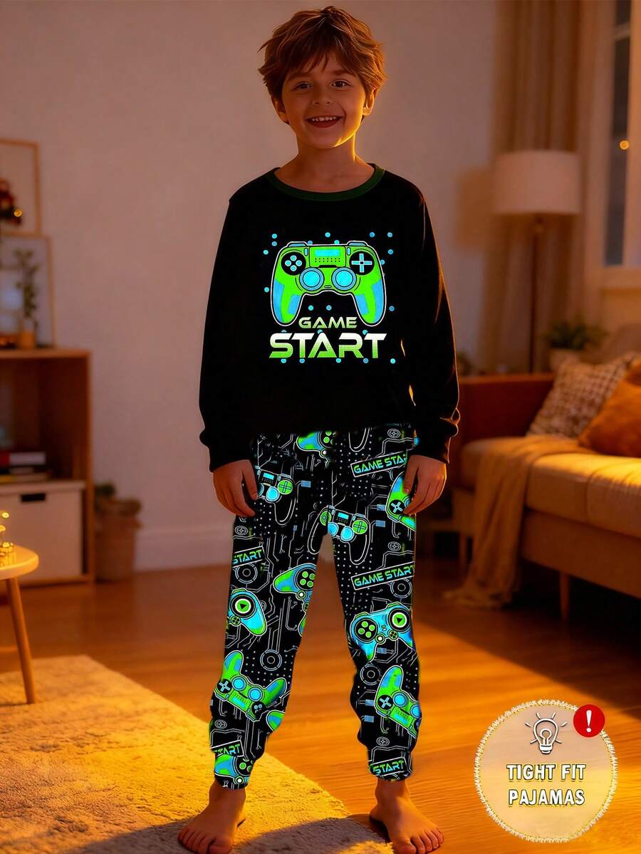 SHEIN 2件組兒童/青少年男孩休閒舒適印花圓領長袖睡衣套裝,上衣與褲子,貼身版型,遊戲主機圖案,夜視螢光發光,小男孩發光睡衣,青少年男孩睡衣,玩家男孩慢跑褲套裝,男孩睡衣套裝,發光睡衣,小男孩2號,發光睡衣,男孩居家休閒套裝,青少年男孩睡衣套裝 - 彩色 - 查看 1