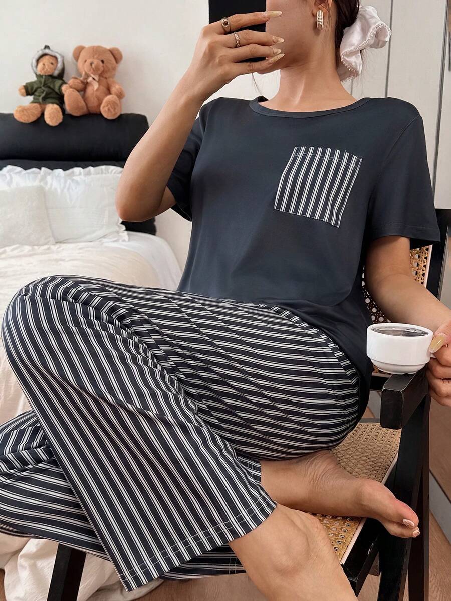 SHEIN 女款休閒黑白條紋印花口袋針織圓領短袖睡衣套裝 夏季女用睡衣 - 彩色 - 查看 1