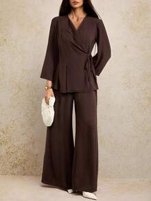 SHEIN Tall Nuevo lanzamiento de otoño/invierno 2025, estilo universitario, ropa casual diaria, vacaciones, playa, tomar el sol, ropa urbana, conjunto de 2 piezas de camisa estilo kimono de tela texturizada marrón oscuro y pantalones de pierna ancha