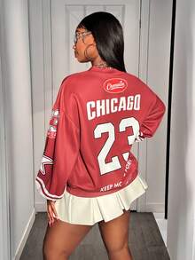 Slaydiva Nuevo suéter holgado de mujer con cuello en V, manga larga, hombros descubiertos, estampado digital de logotipo con eslogan, rayas blancas, ajuste suelto, color vino tinto, para otoño e invierno, regreso a la escuela, disfraces de Halloween, uso casual de negocios, salidas de mujeres, calientes de la calle, estilo retro casual, estilo escolar, estilo deportivo, para mujeres Y2k Streetwear - Burdeos - Ver 2