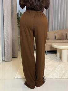 Milla Jasmine بنطلون سويت شيرت مرتب للسيدات بخطوط متباعدة وسحاب - بني - مشاهدة 2