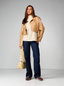 MISSGUIDED 短款皮质风衣，配有拉链和腰带细节，适合秋冬季节穿着。 - 卡其色 - 查看 3