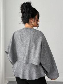 Dazy Plus 2 قطعة مجموعة كنزة صوفية وبلوزة كروب ضيقة للمرأة ذات الحجم الكبير، بلون أحادي أنيق، مناسبة للخريف والشتاء - رمادي - مشاهدة 2