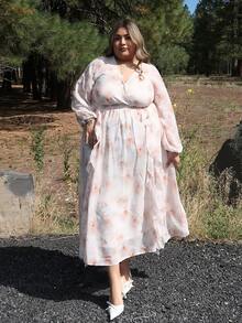 Enliva Melanieangelese 加大码女式长袖 V 领花卉印花连衣裙，带荷叶边下摆，灯笼袖松紧腰中长连衣裙，适合苹果型身材 - 杏色 - 查看 3