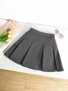 少女灰色梭织半身裙，内置短裤，休闲百褶裙