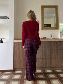 SHEIN Bộ đồ ngủ nữ 2 món kiểu dáng thường ngày, màu trơn, cổ tròn, cài nửa cúc, tay dài và quần họa tiết kẻ caro, thích hợp cho mùa đông. - Màu Đỏ Sâu - Xem 2