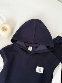 SHEIN 2 pièces Ensemble de style de mode de rue décontracté coréen pour jeunes garçons, avec Sweat-shirt à capuche gaufré et pantalon de survêtement à taille élastique unie. Convient pour la rentrée scolaire, les anniversaires, les baby-showers, les fêtes, l'automne/l'hiver