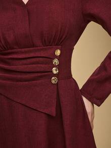 Poéselle 女士V领长袖腰部褶皱金属纽扣设计优雅中长连衣裙 - 酒紅色 - 查看 3