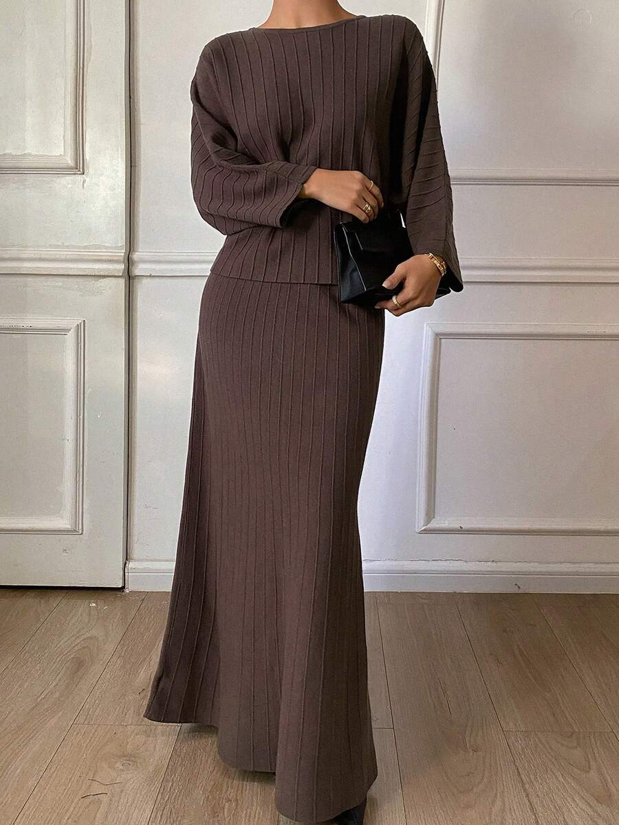 Livesso 秋冬宽松商务休闲街头时尚棕色优雅新年圣诞纹理条纹蝙蝠袖套头毛衣和A字裙两件套女装 - 棕色 - 查看 1