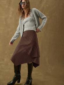 Nöista 这款女士海军蓝细条纹中长裙采用垂褶不对称设计，层次感十足。完美适用于办公室穿着、正式场合、时尚派对，优雅的裙装为春假穿搭增添精致气息，融合了现代设计感。 - 巧克力棕 - 查看 6