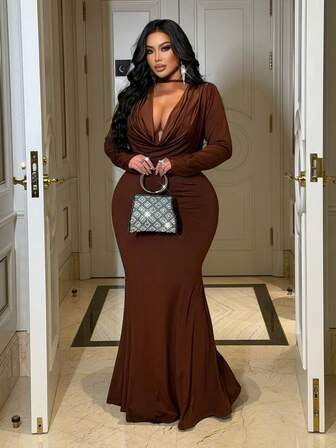 NU&NOW Plus Size Damklänning i enfärgad, djup v-ringad, långärmad, åtsittande fiskbenskant, sexig mode