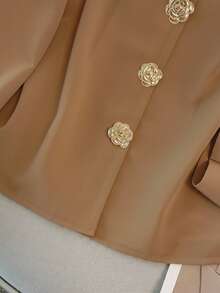 GlowEve CURVE Tricou elegant cu decolteu în V, mânecă lungă, material neted, cu nasturi și decor metalic auriu-roz, mărime plus, toamnă/iarnă - Cămilă - Vizualizare 5