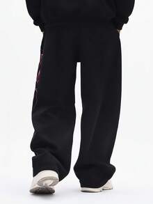 SUMWON Pantalones de chándal de corte relajado con estampado gráfico de texto rosa, cintura con cordón cómodo, pantalones casuales para estar en casa - Negro - Ver 2