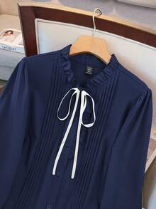GlowEve CURVE Kemeja Wanita Ukuran Besar Lengan Panjang Kerah Tegak Kecil Bergaris Kasual Warna Polos dengan Manset Berkerut, Cocok untuk Perjalanan Sehari-hari - Navy Blue - View 3
