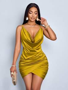SOLERSUN 优雅纯色垂领露背褶饰缎面派对紧身短裙 - 芥末黃 - 查看 4