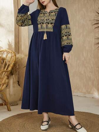 SHEIN Najma Vestido de mujer talla grande con cuello redondo, puños elásticos con flecos y bordado acampanado