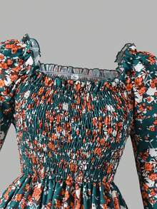 SHEIN هذا فستان طويل مصمم خصيصًا للفتيات المراهقات. الياقة مربعة، الأكمام مزينة بكشكشة، والأساور متفرعة. يتميز الفستان بنقوش زهرية، مما يجعله مثاليًا للفتيات لارتدائه أثناء اللعب أو العطلات في الخريف. يمكن ارتداؤه بمفرده أو مع طبقات أخرى. فستان جذاب وحلو مناسب لمناسبات متنوعة. - متعدد الألوان - مشاهدة 4