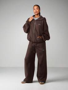 MISSGUIDED Sudadera con capucha con cremallera y bolsillo central con logo de strass - Marrón - Ver 3