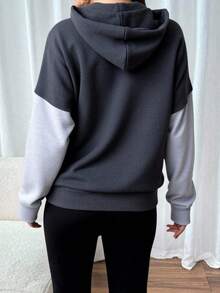 Sudadera con capucha y mangas largas para mujer, con estampado en color contrastante y diseño femenino, ideal para otoño e invierno. - Gris Oscuro - Ver 3