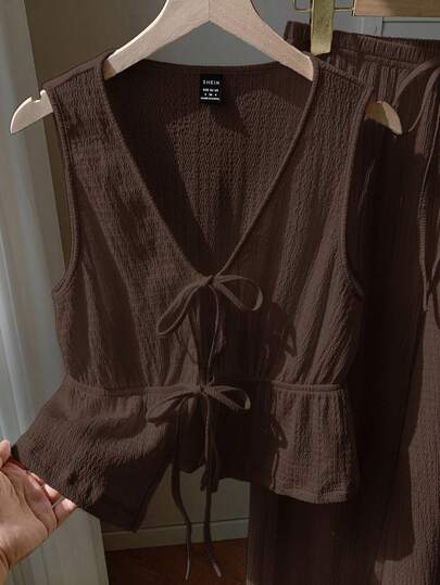 Comfortcana Conjunto informal de camisa sin mangas con cuello en V y corbata en frente de punto marrón y pantalones para mujer