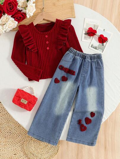 两件套女童韩版甜美可爱荷叶边领长袖纹理面料上衣T恤+刺绣爱心英文百搭直筒牛仔裤休闲运动套装，适合度假、旅行、返校、圣诞节、情人节、春秋冬季等场合。