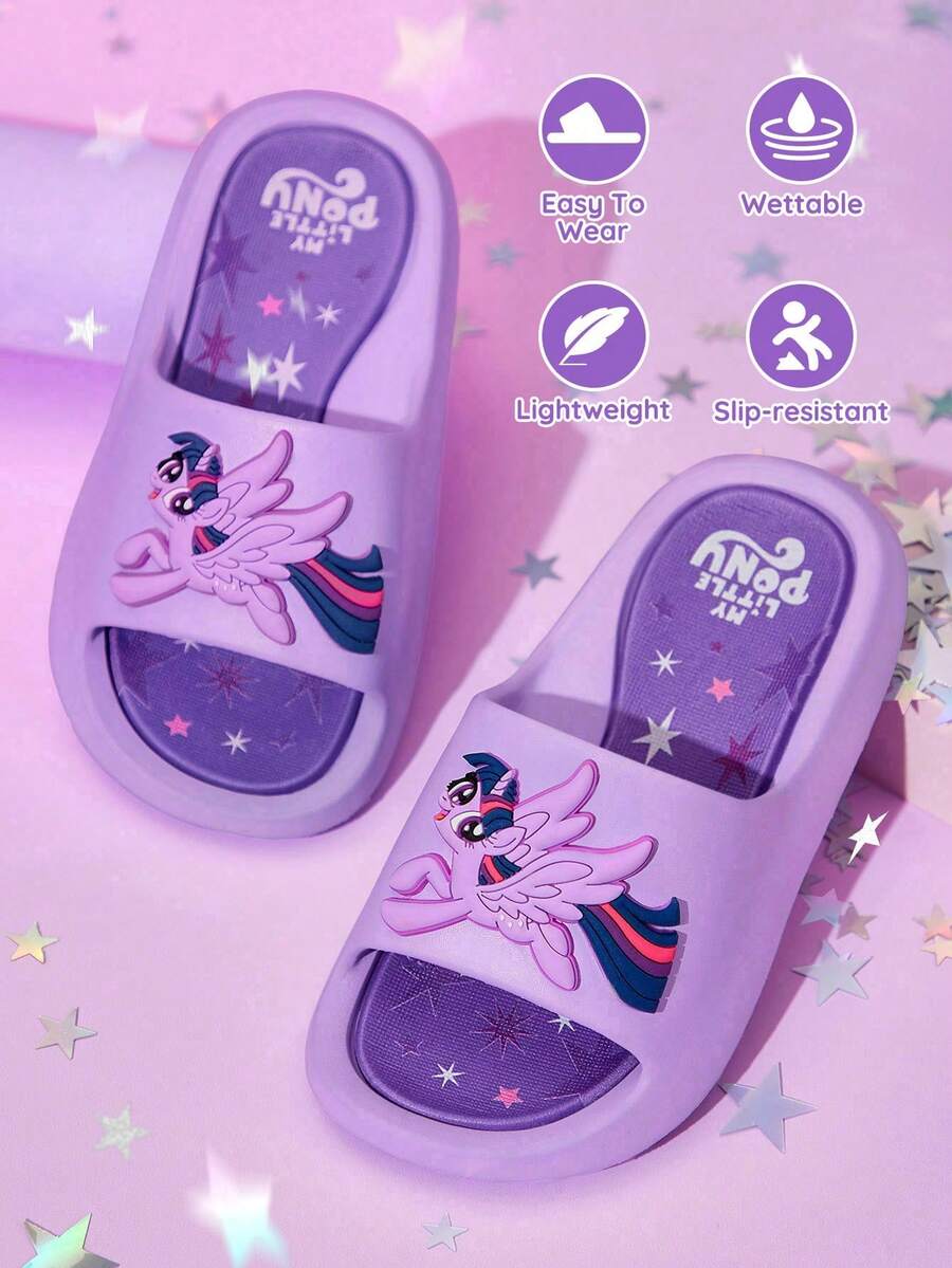 My Little Pony X SHEIN 可爱卡通暮光闪闪女孩紫色儿童拖鞋,适合幼儿和儿童,速干、轻便、耐用的EVA材质,室内外皆宜,可在浴室、游乐场、游泳池、海滩等场所穿着,独角兽图案,送礼佳品。 - 紫色 - 查看 1