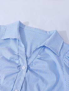 少女蓝白条纹泡泡袖衬衫，复古V领褶皱修身款，适合春夏校园、休闲、约会等场合穿着，泡泡袖设计，复古V领，腰部褶皱修身，时尚百搭，展现青春活力。 - 淺藍色 - 查看 4