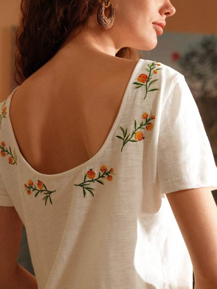 FLOWER EMBROIDERY FITTED T-SHIRT,GRAPHIC TEE