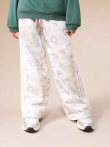 SUMWON 迷彩印花侧条纹阔腿运动裤，抽绳腰带，弹性裤脚，适合日常休闲度假穿着 - 軍綠色 - 查看 3