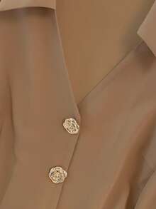 GlowEve CURVE Tricou elegant cu decolteu în V, mânecă lungă, material neted, cu nasturi și decor metalic auriu-roz, mărime plus, toamnă/iarnă - Cămilă - Vizualizare 4