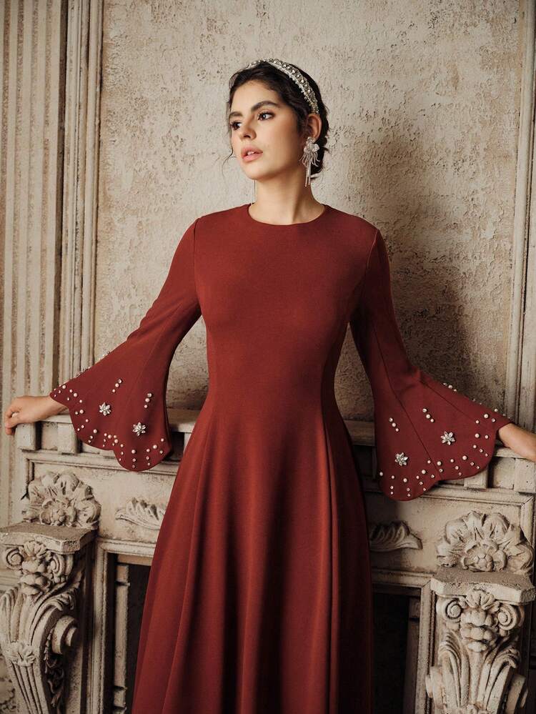 Vestido de manga larga ajustado con vuelo en color borgoña con puños adornados con rhinestones, vestido de línea A para ocasiones formales