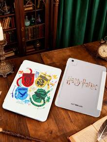 HARRY POTTER X SHEIN 透明亚克力四色动物徽章字母图案彩绘翻盖保护套，兼容 iPad Mini 4/ Mini 5/ Mini 6/ Mini 7/Air/Air 2/9.7/10.5/10.2/Air 4/Air 5/10.9/Pro 11/10/2024 Air 11 (M2)/Pro 11 (M4) 2024/Air 11 英寸 (M3) 2025/iPad (A16) 11 英寸第 11 代 2025 款。高透明度保护套，产品不含触控笔。部分型号在边框内设有内置触控笔插槽。 - 彩色 - 查看 2