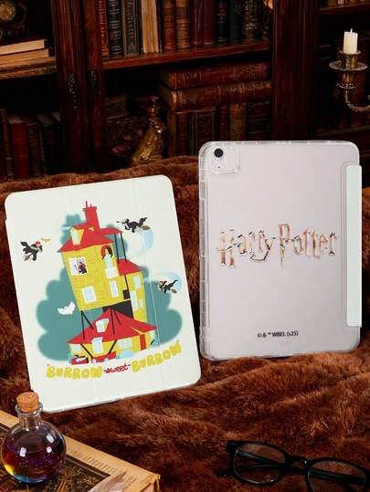 HARRY POTTER X SHEIN 透明亚克力材质，图案为骑着扫帚的飞人、黄红色房屋和字母图案，翻盖式保护套，兼容 iPad Mini 4/ Mini 5/ Mini 6/ Mini 7/Air/Air 2/9.7/10.5/10.2/Air 4/Air 5/10.9/Pro 11/10/2024/Air 11 (M2)/Pro 11 (M4) 2024/Air 11 英寸 (M3) 2025/iPad (A16) 11 英寸第 11 代 2025 款。高透明度保护套，产品不含触控笔。部分型号在边框内设有内置触控笔插槽。