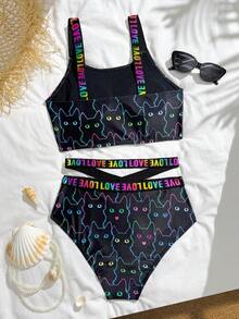 少女可爱彩色猫咪印花两件套，含字母胶带装饰，适合夏季、海滩、游泳、度假。