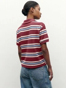 Nöista 这款短袖条纹 Polo 衫采用直筒宽松版型，展现出充满活力的复古风情，休闲百搭，易于搭配，是女士春假穿搭的理想之选；也适合日常穿着、都市出行、旅行，可与毛衣或风衣轻薄叠穿，轻松打造优雅的生日休闲造型。 - 酒紅色 - 查看 6