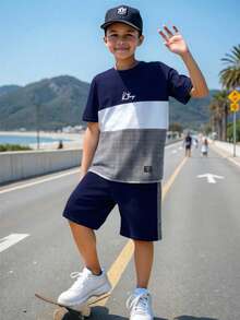 SHEIN 2 件套青少年男孩休闲拼色格子和字母印花短袖 T 恤和短裤套装，适合通勤、上学、日常休闲、运动、春夏 - 寶藍色 - 查看 1