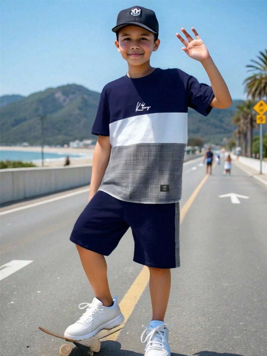 SHEIN 2 件套青少年男孩休闲拼色格子和字母印花短袖 T 恤和短裤套装，适合通勤、上学、日常休闲、运动、春夏 - 寶藍色 - 查看 1