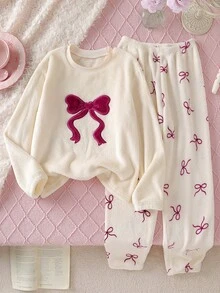 1套圣诞快乐女孩睡衣 - 酒红色毛绒蝴蝶结和奶油色刺绣长袖上衣，蝴蝶结装饰毛绒裤子。柔软针织面料，穿着舒适，可机洗。3件套单独出售