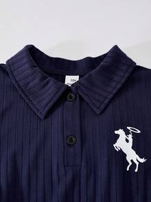 SHEIN Chelsea Crush 女童长袖 Polo 领 T 恤裙，舒适罗纹 Polo 领，A 字裙摆饰有马术印花，优雅淑女风，厚度适中，适合春秋季休闲、返校、度假等场合穿着。 - 藏蓝色 - 查看 4
