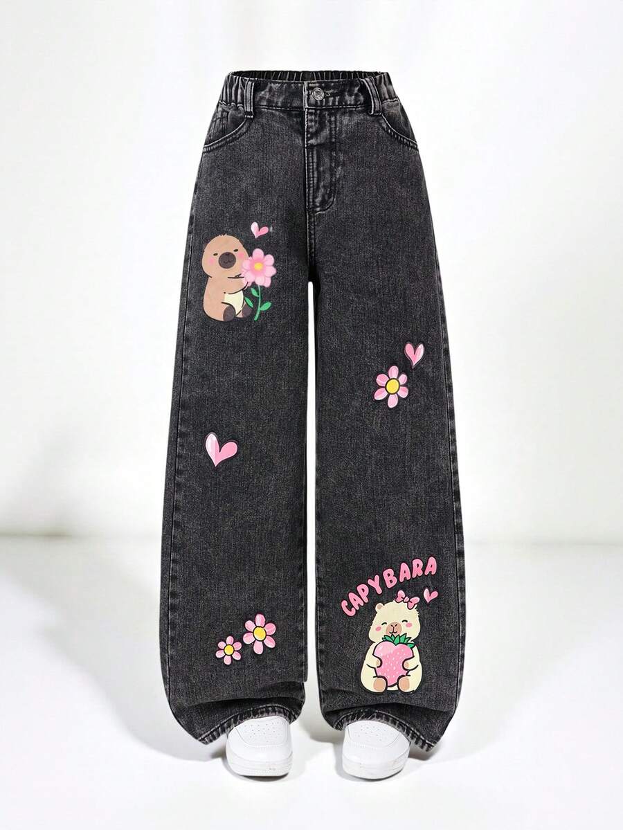SHEIN 1件装少女卡通水豚印花直筒牛仔裤,可爱甜美休闲时尚之选!经典水洗蓝牛仔面料舒适,卡通印花图案,高腰弹力腰带搭配仿链条设计,直筒版型,修身显瘦。适合日常出行、校园休闲、周末旅行、返校季、度假等各种场合。让孩子们每天都充满活力,时尚有型! - 黑色 - 查看 1